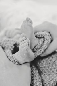 Babyfüsse, liebevoll gehalten von den Händen der Mutter